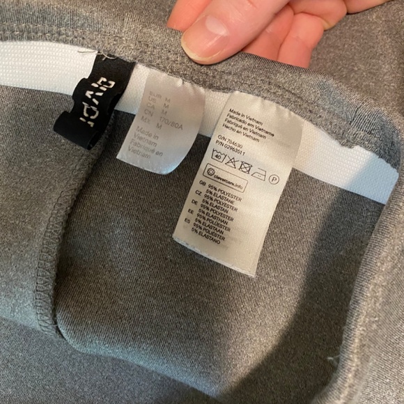 HM Pleated Grey skirt - Picture 2 of 3